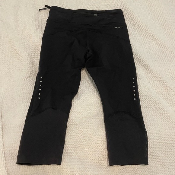 Nike Dri-fit capri legging. Size S - Picture 2 of 3
